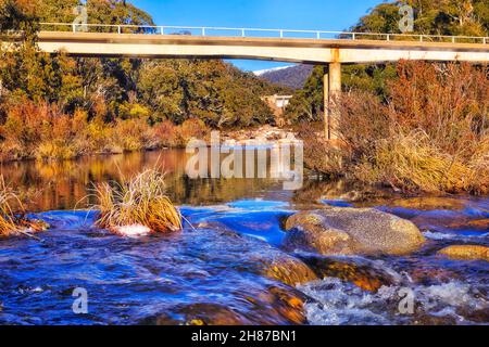 Rapides sur Snowy River dans les Snowy Mountains d'Australie par une journée d'hiver froide avec des sommets enneigés éloignés près du barrage de Guthega. Banque D'Images