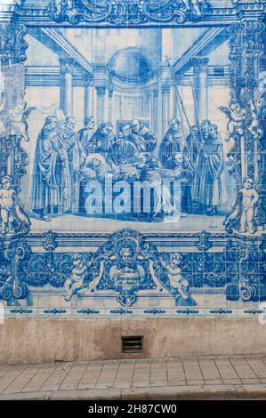 Porto, Portugal. La chapelle Santa Catarina, aka Almas chapelle décorée d'azulejos, le portugais typiques carreaux bleus Banque D'Images