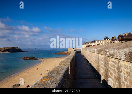 Saint-Malo, France - 15 octobre 2021 : vue depuis la magnifique promenade sur les remparts de la vieille ville de Saint-Malo, France. Banque D'Images