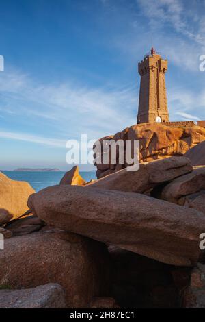 Ploumanach, France - 17 octobre 2021 : la Côte de granit rose est une étendue de littoral dans le département des Côtes d'Armor, au nord de la Bretagne, en France.Il Banque D'Images