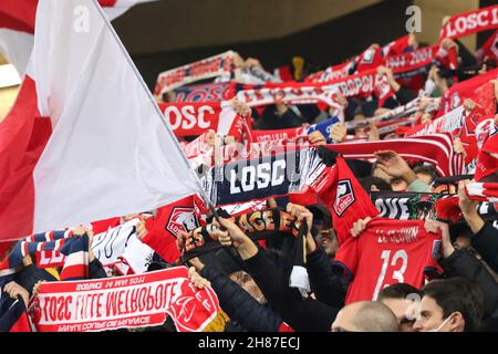 Supporters LOSC lors du championnat français match de football de la Ligue 1 entre le LOSC Lille et le FC Nantes le 27 novembre 2021 au stade Pierre Mauroy à Villeneuve-d'Ascq près de Lille, France - photo: Laurent Sanson/DPPI/LiveMedia Banque D'Images