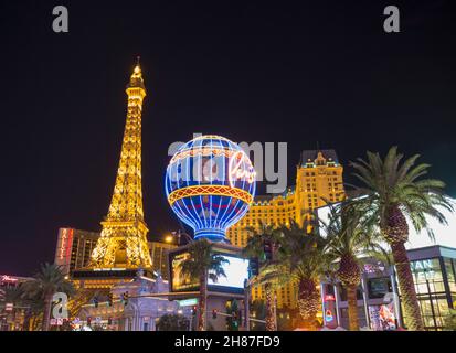 Las Vegas, Nevada, États-Unis.Vue de nuit sur le Paris Las Vegas Hotel and Casino, répliques de la Tour Eiffel et ballon Montgolfier illuminées. Banque D'Images