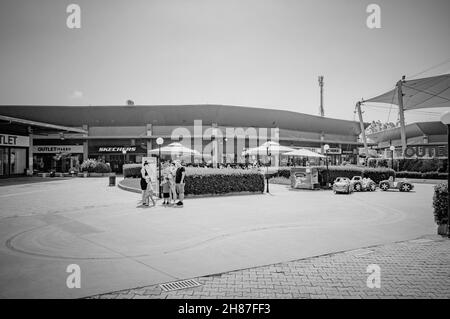 IZMIT, TURQUIE.29 AOÛT 2021.Boutique Skecher du village de magasins d'usine en arrière-plan.Les gens qui marchent autour Banque D'Images