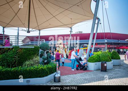 IZMIT, TURQUIE.29 AOÛT 2021.Outlet Village Burger King café sur le fond.Attractions pour enfants Banque D'Images