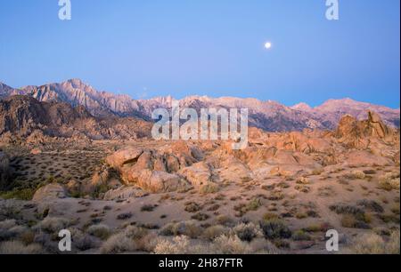 Alabama Hills National Scenic Area, Lone Pine, Californie, États-Unis.Vue au clair de lune sur les paysages rocheux jusqu'au Mont Whitney et à la Sierra Nevada, à l'aube. Banque D'Images