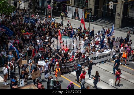 27 novembre 2021.Le front de la marche « Kill the Bill » à travers le quartier des affaires de Melbourne.Melbourne, Australie.Credit: Jay Kogler/Alay Live News Banque D'Images