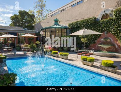 Carmel-by-the-Sea, Californie, États-Unis.Piscine turquoise dans la court of the Fountains, un quartier exclusif de boutiques et de restaurants du centre-ville, à côté de Mission Street. Banque D'Images