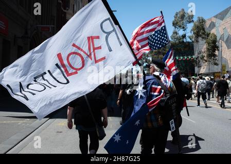 27 novembre 2021.Un manifestant avec un drapeau marche à travers le CBD de Melbourne.Melbourne, Australie.Credit: Jay Kogler/Alay Live News Banque D'Images