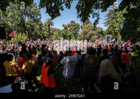 27 novembre 2021.Une partie de la foule lors d'un rassemblement « Kill the Bill » dans Treasury Gardens.Melbourne, Australie.Credit: Jay Kogler/Alay Live News Banque D'Images