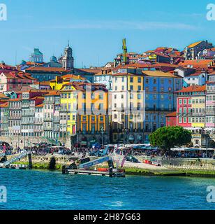 Maisons colorées du quartier de Ribeira dans la vieille ville de Porto, au Portugal comme vu de l'autre côté de la rivière Douro de Vila Nova de Gaia Banque D'Images