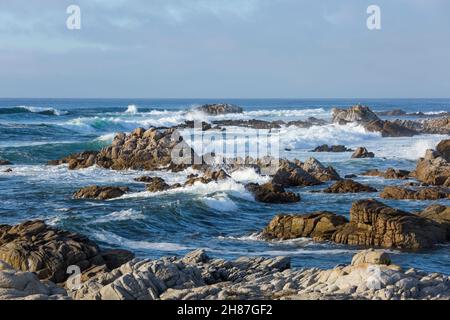 Pacific Grove, Californie, États-Unis.De puissantes vagues de l'océan Pacifique s'écrasant contre la côte rocheuse de la péninsule de Monterey près de point Pinos. Banque D'Images