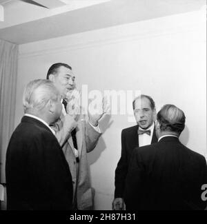 HUMPHREY BOGART photo de Candid avec le comédien LOU HOLTZ et l'ancien boxeur JACK DEMPSEY pendant son après-midi DE NEW YORK FRIARS CLUB ROAST en septembre 1955 Banque D'Images