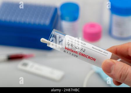 Torquay, Royaume-Uni.Dimanche 28 novembre 2021.La variante de COVID-19 est nommée Omicron par L'OMS.Précédemment appelé lignée B.1.1.529.Visualisation du concept d'écouvillon et de test.Credit: Thomas Faull/Alamy Live News Banque D'Images