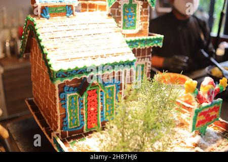 Malang, Indonésie : 04 décembre 2020 : belle maison au gingembre avec décoration de Noël.Pain d'épice de Noël, père Noël, maison, arbre. Banque D'Images