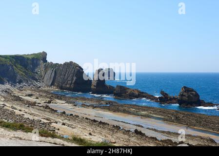 Une vue magnifique sur les falaises entourées d'eaux turquoise. Banque D'Images