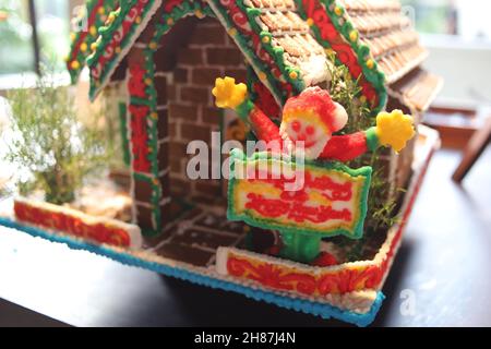 Malang, Indonésie : 04 décembre 2020 : belle maison au gingembre avec décoration de Noël.Pain d'épice de Noël, père Noël, maison, arbre. Banque D'Images