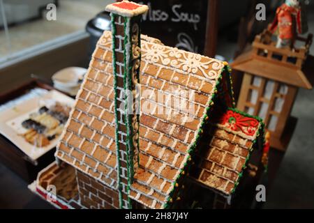 Malang, Indonésie : 04 décembre 2020 : belle maison au gingembre avec décoration de Noël.Pain d'épice de Noël, père Noël, maison, arbre. Banque D'Images