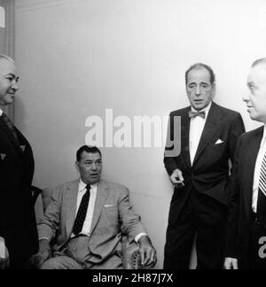 HUMPHREY BOGART photo de Candid avec le comédien LOU HOLTZ et l'ancien boxeur JACK DEMPSEY pendant son après-midi DE NEW YORK FRIARS CLUB ROAST en septembre 1955 Banque D'Images