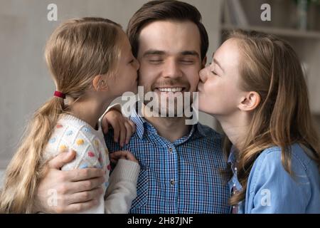 Une famille affectueuse qui fait preuve d'un sentiment de tendresse à la maison. Banque D'Images