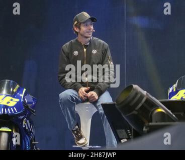 Valentino Rossi rencontre et salue les nombreux fans de l'EICMA, le salon international de la moto. Banque D'Images