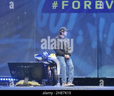 Valentino Rossi rencontre et salue les nombreux fans de l'EICMA, le salon international de la moto. Banque D'Images