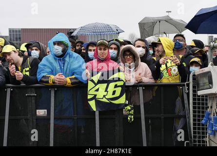 Valentino Rossi rencontre et salue les nombreux fans de l'EICMA, le salon international de la moto. Banque D'Images