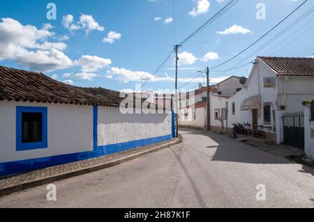 Bleu et blanc pittoresque ligne de maisons d'une rue à une petite paroisse dans la municipalité d'Obidos, Portugal Banque D'Images