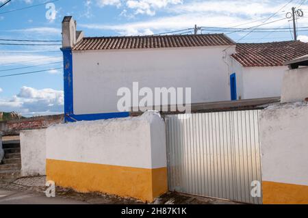 Des maisons pittoresques bleues et blanches bordent une rue dans une petite paroisse de la municipalité d'Obidos, au Portugal Banque D'Images