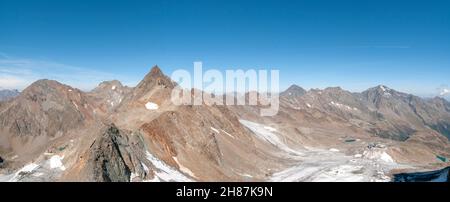 Le Stubaier Wildspitze est un 3 341 mètres de haut dans la montagne les Alpes de Stubai dans l'État autrichien du Tyrol. Au nord-est du sommet se trouvent deux glaciers, th Banque D'Images