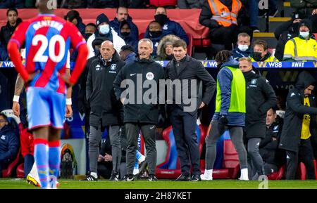 Stephen Gerrard Directeur Aston Villa FC et son équipe lors du match Premier League entre Crystal Palace et Aston Villa à Selhurst Park, Londres, Angleterre, le 27 novembre 2021.Photo de Phil Hutchinson.Utilisation éditoriale uniquement, licence requise pour une utilisation commerciale.Aucune utilisation dans les Paris, les jeux ou les publications d'un seul club/ligue/joueur. Banque D'Images