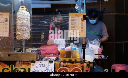 Poulet traditionnel Shawarma Street Vendor Pattaya Fireworks Festival 2021 le vendredi 26 novembre 2021 sur Beach Road Pattaya Thaïlande Banque D'Images