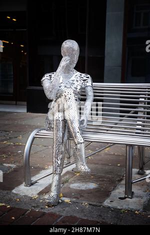 Une sculpture en acier inoxydable créée pour remercier les principaux travailleurs de Chichester, West Sussex, Angleterre Banque D'Images