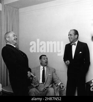 HUMPHREY BOGART photo de Candid avec le comédien LOU HOLTZ et l'ancien boxeur JACK DEMPSEY pendant son après-midi DE NEW YORK FRIARS CLUB ROAST en septembre 1955 Banque D'Images