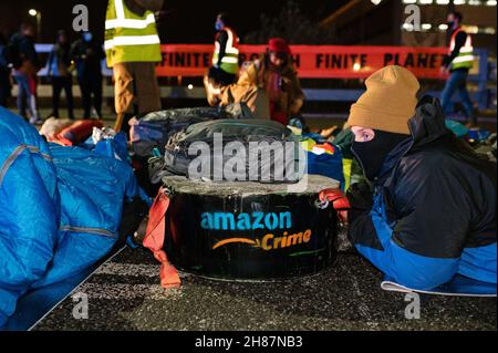 Londres, Royaume-Uni.26 novembre 2021.Extinction la rébellion bloque le centre de distribution Amazon à Tilbury Banque D'Images