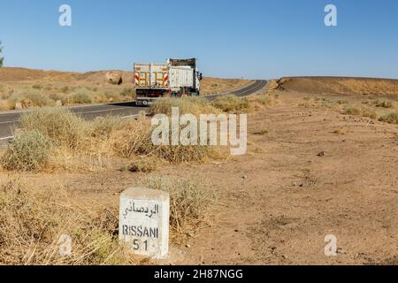 Province d'Errachidia, Maroc - 19 octobre 2015 : route nationale 13.Autoroute dans le désert du Sahara. Indicateur de distance routière route nationale. Camion est Banque D'Images