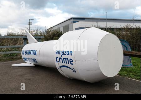 Londres, Royaume-Uni.26 novembre 2021.Extinction la rébellion bloque le centre de distribution Amazon à Tilbury Banque D'Images