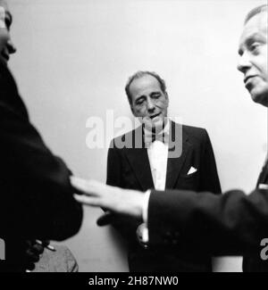 HUMPHREY BOGART photo de Candide pendant son après-midi DE NEW YORK FRIARS CLUB ROAST en septembre 1955 Banque D'Images