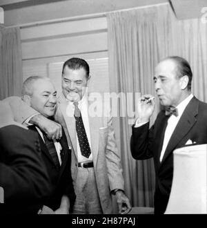 HUMPHREY BOGART photo de Candid avec le comédien LOU HOLTZ et l'ancien boxeur JACK DEMPSEY pendant son après-midi DE NEW YORK FRIARS CLUB ROAST en septembre 1955 Banque D'Images