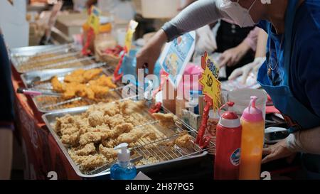 Street Vendor Food Pattaya Fireworks Festival 2021 le vendredi 26 novembre 2021 sur Beach Road Pattaya Thaïlande Banque D'Images