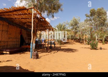 Province d'Errachidia, Maroc - 16 octobre 2015 : oasis Merzouga.Camp de touristes dans les dunes de sable du désert du Sahara.ERG Chebbi Banque D'Images