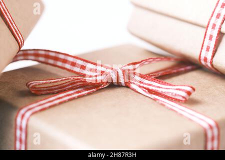 gros plan de la boîte cadeau maison sur la table Banque D'Images