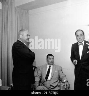 HUMPHREY BOGART photo de Candid avec le comédien LOU HOLTZ et l'ancien boxeur JACK DEMPSEY pendant son après-midi DE NEW YORK FRIARS CLUB ROAST en septembre 1955 Banque D'Images