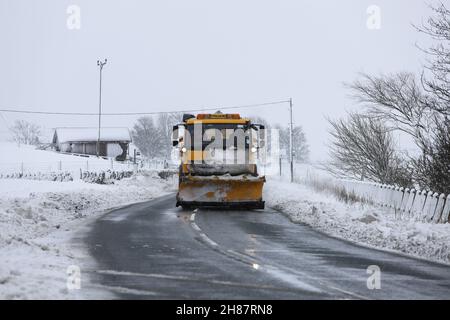 Teesdale, comté de Durham, Royaume-Uni.28 novembre 2021.Météo Royaume-Uni.Bien que les vents se soient atténués après la tempête Arwen, de nombreuses maisons et fermes éloignées sont encore sans électricité, car les températures glaciales et les chutes de neige se poursuivent dans Upper Teesdale, comté de Durham ce matin.Crédit : David Forster/Alamy Live News Banque D'Images