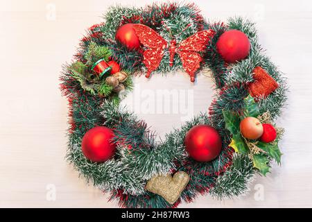 Couronne décorative de Noël en guirlande de boules rouges et de baies de Noël.Mise au point douce.Vue latérale Banque D'Images