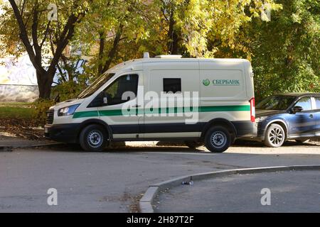 Ekaterinbourg, Russie - 31 mai 2020 : Coffrets de banane Lotte Choco Pie sur fond jaune.Répétition Banque D'Images