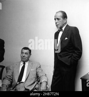 HUMPHREY BOGART photo de Candid avec l'ancien boxeur JACK DEMPSEY pendant son après-midi DE NEW YORK FRIARS CLUB ROAST en septembre 1955 Banque D'Images