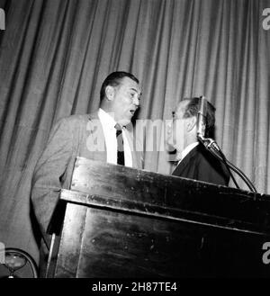 HUMPHREY BOGART photo de Candid avec l'ancien boxeur JACK DEMPSEY pendant son après-midi DE NEW YORK FRIARS CLUB ROAST en septembre 1955 Banque D'Images