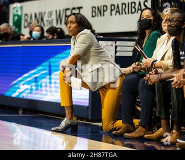 Novembre 27 2021 Berkeley CA, États-Unis l'entraîneur-chef de Californie Charmin Smith sur le terrain pendant le match NCAA Women's Basketball entre Ole Miss Rebels et les California Golden Bears.OLE Miss a remporté 64-45 au Hass Pavilion Berkeley en Californie Thurman James / CSM Banque D'Images