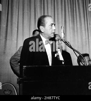 HUMPHREY BOGART Candid photo avec l'ancien boxeur JACK DEMPSEY comédien LOU HOLTZ et Maître des cérémonies BOUTONS ROUGES lors de son nouvel après-midi DE YORK FRIARS CLUB RÔTI en septembre 1955 Banque D'Images