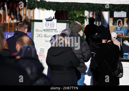 Berlin, Allemagne.28 novembre 2021.Les gens se tiennent dans une file d'attente à l'entrée du marché de Noël au Gendarmenmarkt.Credit: Carsten Koall/dpa/Alay Live News Banque D'Images